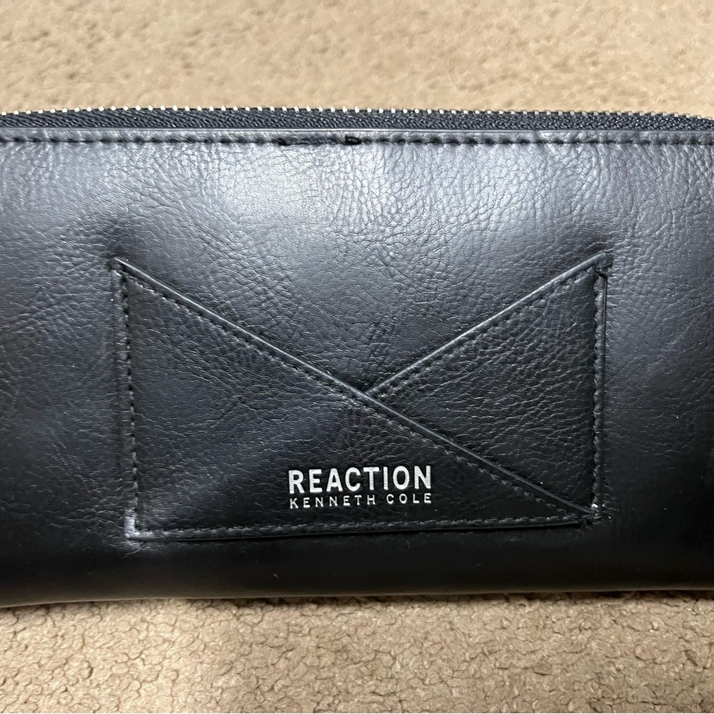 Kenneth Cole Reaction Black  Zipper Billfold Sleek Design